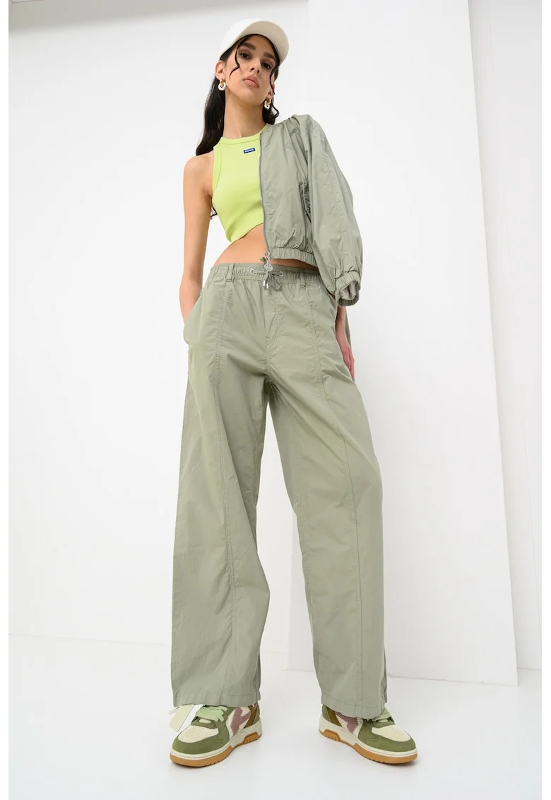 Top crop striat cu detaliu logo, Verde deschis