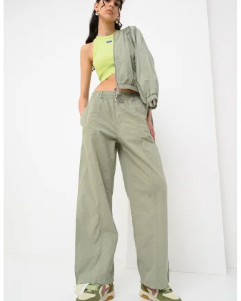 Top crop striat cu detaliu logo, Verde deschis