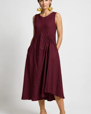 Rochie midi, asimetrica, din in, cu croiala ampla A-line si detaliu drapat, visinie