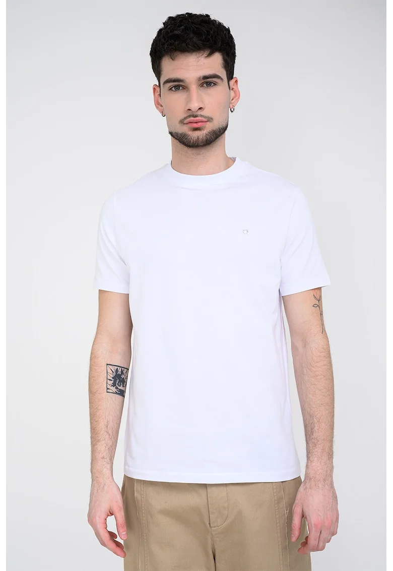 Tricou cu decolteu la baza gatului si detaliu cu logo metalic, Alb