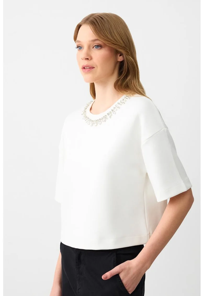 Tricou cu strasuri, Alb murdar