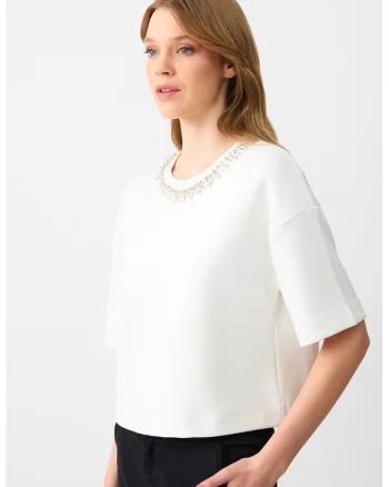 Tricou cu strasuri, Alb murdar