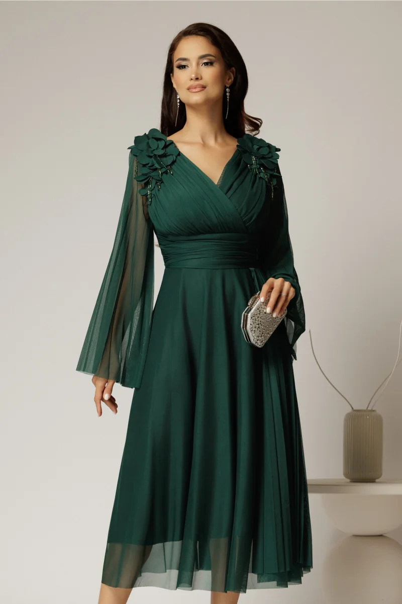 Rochie midi verde de ocazie din tull cu aplicatii la umeri si decolteu petrecut