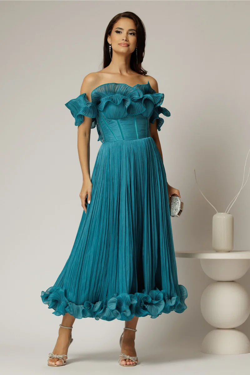 Rochie midi turcoaz in clos din voal satinat cu volanase la bust si la baza