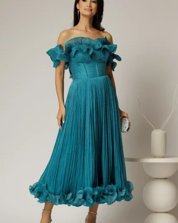 Rochie midi turcoaz in clos din voal satinat cu volanase la bust si la baza