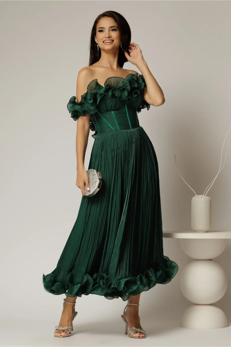 Rochie midi verde in clos din voal satinat cu volanase la bust si la baza