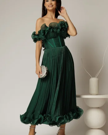 Rochie midi verde in clos din voal satinat cu volanase la bust si la baza