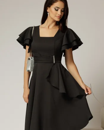 Rochie scurta neagra cu maneci scurte evazate si aplicatie pe talie