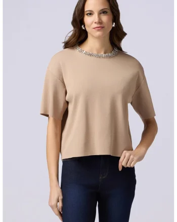 Tricou cu decoratii si strasuri la terminatie gulerului, Maro nisip