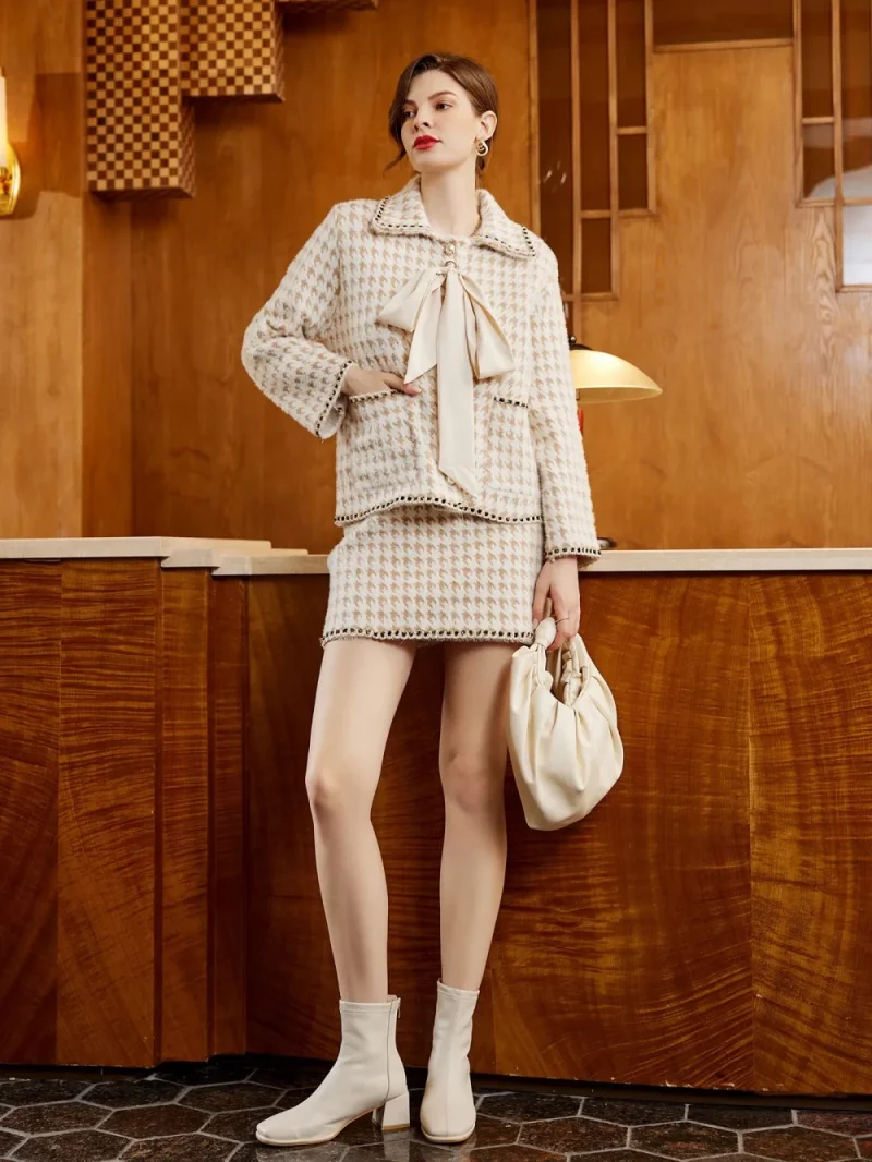 Compleu elegant/casual bej compus din fusta si sacou