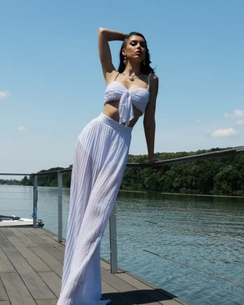 Compleu alb elegant format din top tip corset cu bretele din perle si pantalon clopot