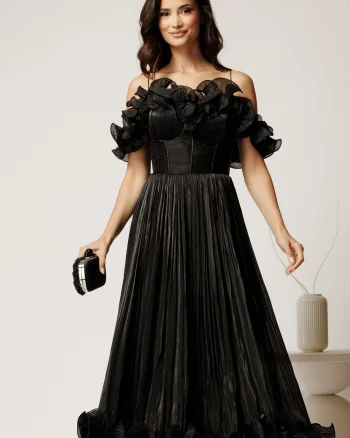 Rochie midi neagra in clos din voal satinat cu volanase la bust si la baza