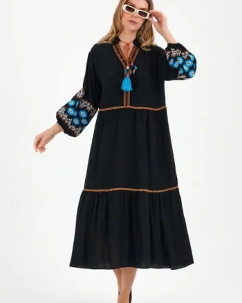 Rochie neagra cu volane si broderie pe maneci si decolteu, din vascoza