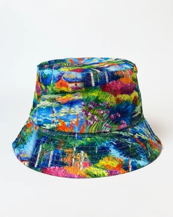 Palarie tip bucket unisex cu doua fete cu reproducere dupa un peisaj campenesc cu gradini inflorite