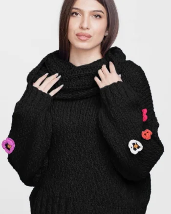Pulover cu guler bogat, cu ochiuri mari si flori pe maneci, negru