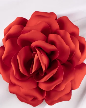 Brosa floare rosie satinata cu diametru de 15 cm, cu clips pentru par