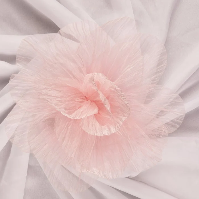 Brosa floare din organza creponata cu diametru de 20 cm, cu clips pentru par, roz deschis