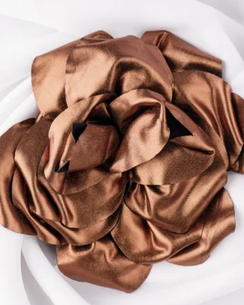 Brosa floare cu diametru de 15 cm, cu clips pentru par, cupru metalizat
