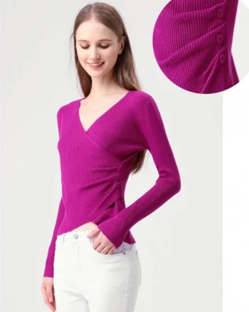 Pulover fucsia cu striatii, cu bust petrecut in V si nasturei pe-o parte