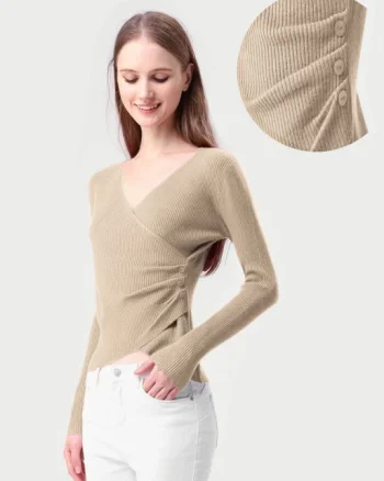 Pulover bej cu striatii, cu bust petrecut in V si nasturei pe-o parte