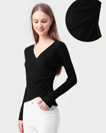 Pulover negru cu striatii, cu bust petrecut in V si nasturei pe-o parte