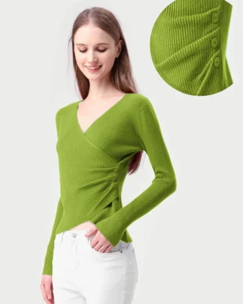 Pulover verde oliv cu striatii, cu bust petrecut in V si nasturei pe-o parte
