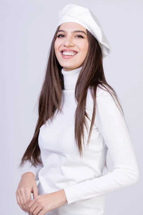 Bereta alba clasica, cu strasuri foarte fine aplicate pe toata suprafata, din bumbac si lana