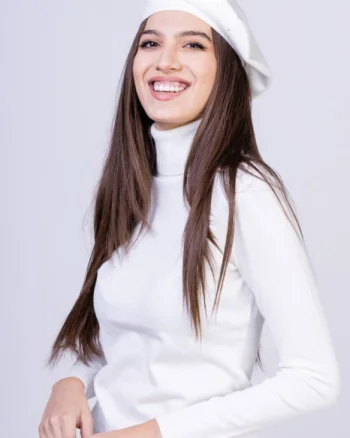 Bereta alba clasica, cu strasuri foarte fine aplicate pe toata suprafata, din bumbac si lana