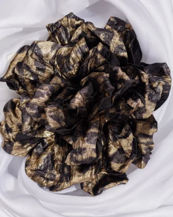 Brosa animal print negru-auriu metalizat, floare cu diametru de 15 cm, cu clips pentru par