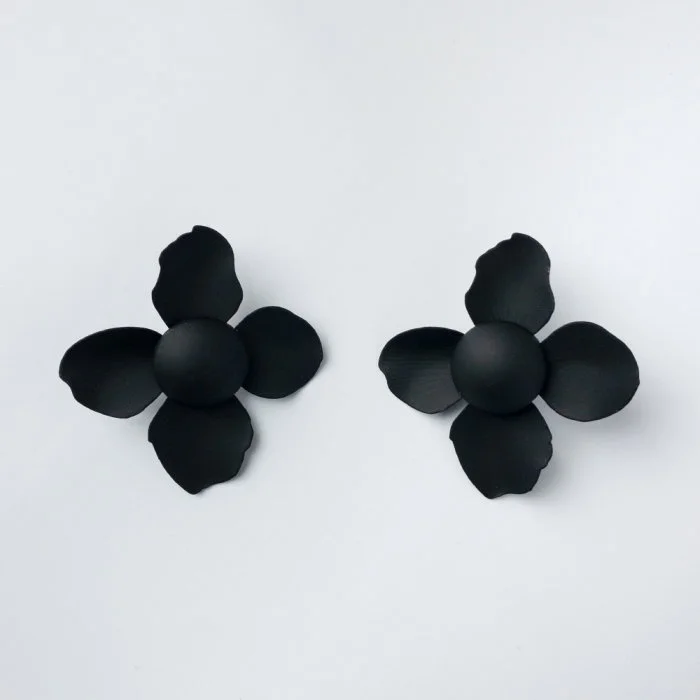 Cercei in forma de floare cu patru petale,negru mat