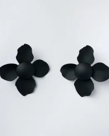 Cercei in forma de floare cu patru petale,negru mat