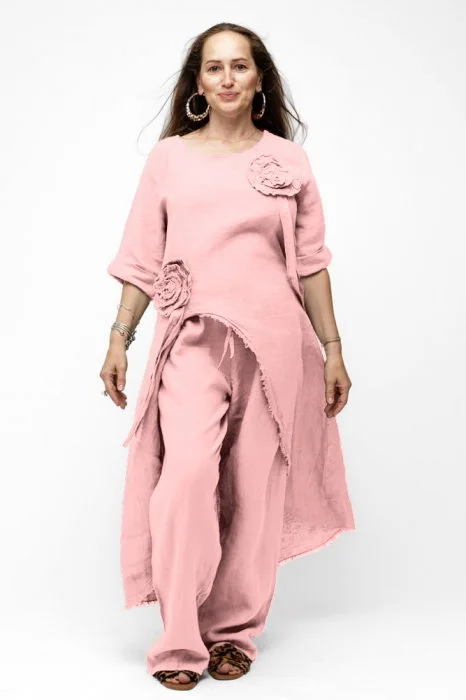 Compleu cu flori aplicate din in, cu bluza tunica mai lunga in spate si pantaloni, roz prafuit