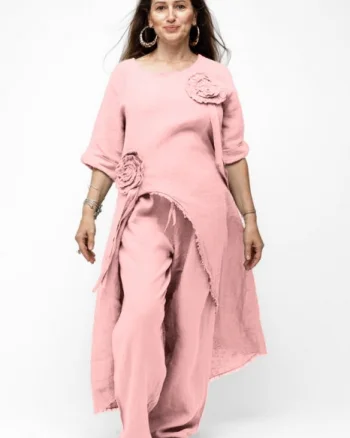 Compleu cu flori aplicate din in, cu bluza tunica mai lunga in spate si pantaloni, roz prafuit
