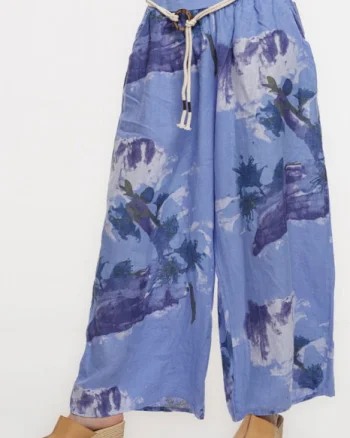 Pantaloni largi de vara, masura mare, din in albastru lavanda cu imprimeu flori albastre