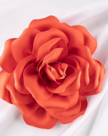 Brosa floare corai satinata cu diametru de 15 cm, cu clips pentru par