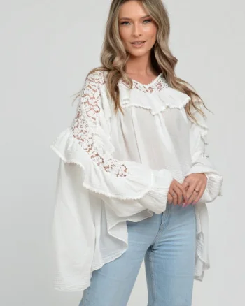 Bluza boho oversize din batist de bumbac, in colturi, cu volan si dantela, alba