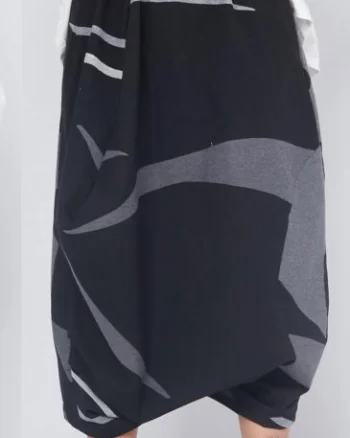 Fusta pantalon statement cu volum arhitectural si imprimeu geometric ,  stil urban