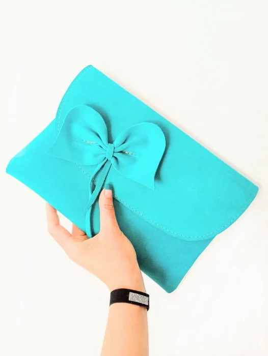 Plic handmade cu fundita, din piele naturala turcoaz