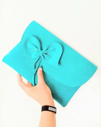 Plic handmade cu fundita, din piele naturala turcoaz