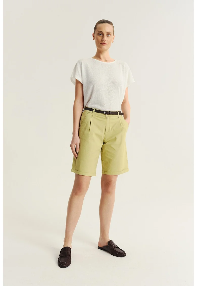 Pantaloni scurti chino cu o curea, Galben pai