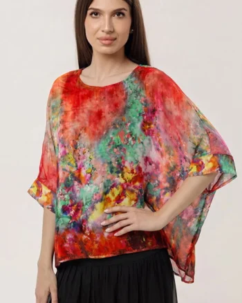 Bluza vaporoasa tip poncho din matase si vascoza, croi oversized cu print floral pe fond rosu si maneci largi fluide
