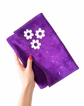 Plic handmade din piele naturala intoarsa mov ,cu crizanteme,unicat