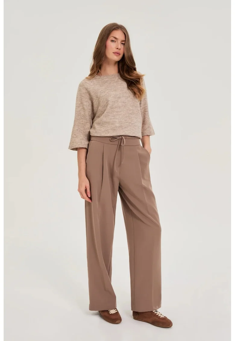 Pantaloni bej evazați, Bej