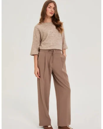 Pantaloni bej evazați, Bej