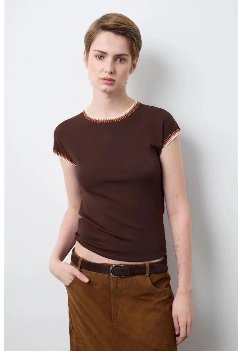 Tricou cu detalii contrastante, Maro inchis