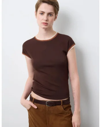 Tricou cu detalii contrastante, Maro inchis