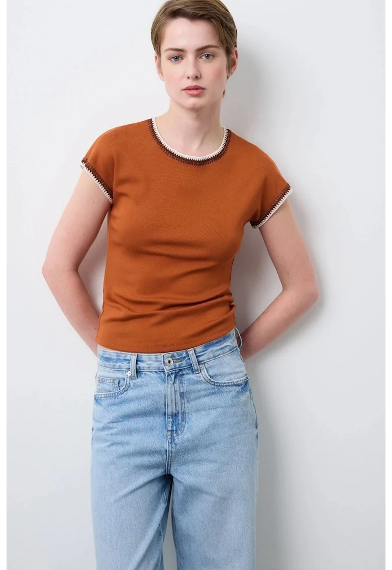 Tricou cu detalii contrastante, Maro