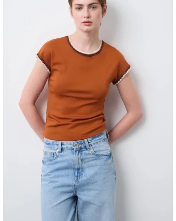 Tricou cu detalii contrastante, Maro