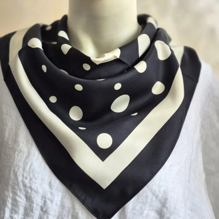 Esarfa satinata patrata neagra cu buline albe