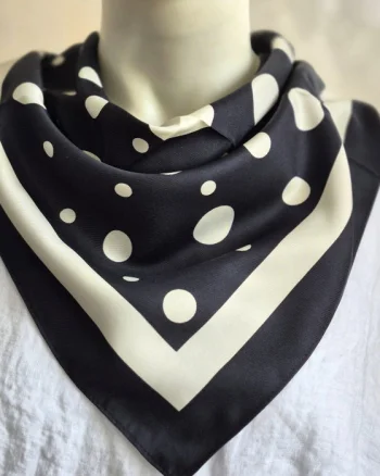 Esarfa satinata patrata neagra cu buline albe